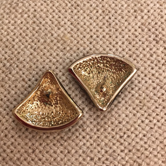 Vintage AVON Triangle Black Enamel Earrings Goldtone 1984 - Picture 10 of 13